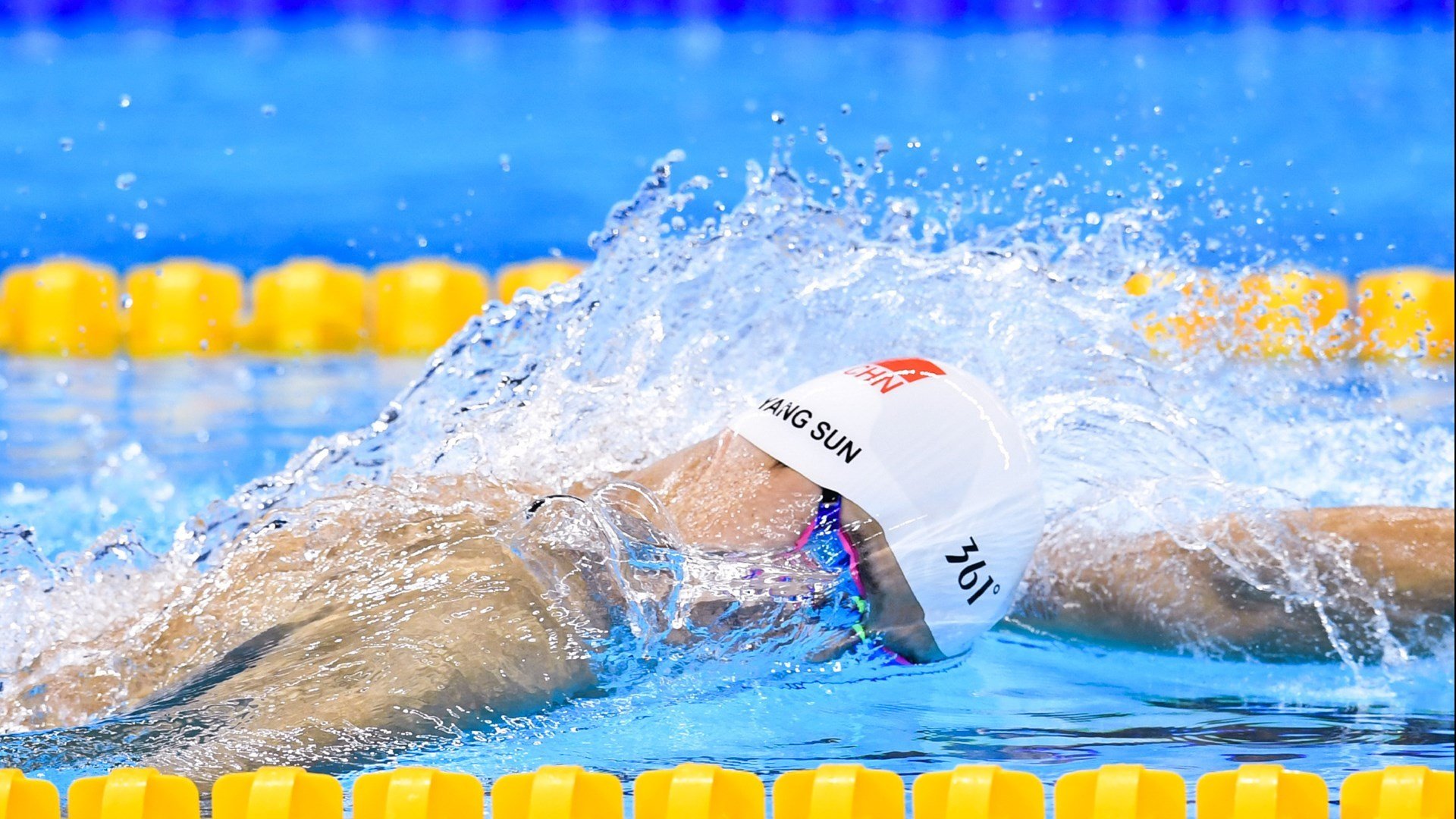 体育场馆夜间开放项目吸引市民夜跑与健身参与，体育馆夜跑图片